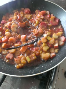 Rhabarberkompott in der Pfanne