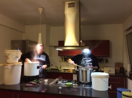 Achim und Roland brauen Bier