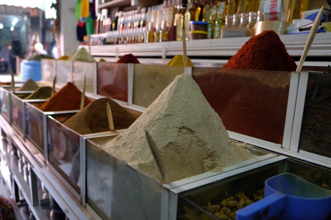 Gewürze bei einem Gewürzhändler im Souk in Marrakesch