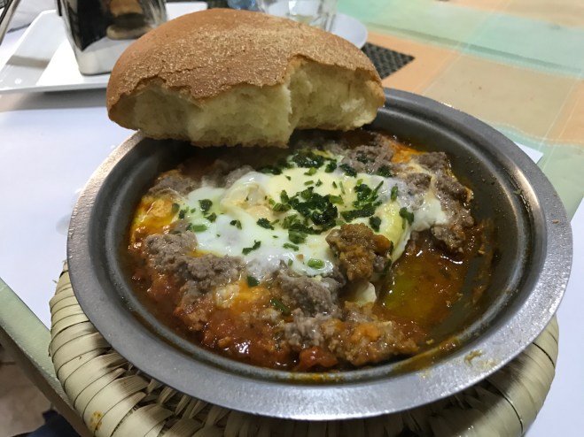 Ewas touristischere Tajine mit Gehacktem und Ei. Trotzdem lecker