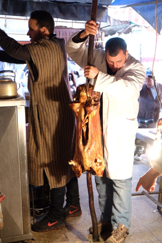 Tanja ganz: So sieht es aus, das ganze Lamm, von dem wir Teile gegessen haben.