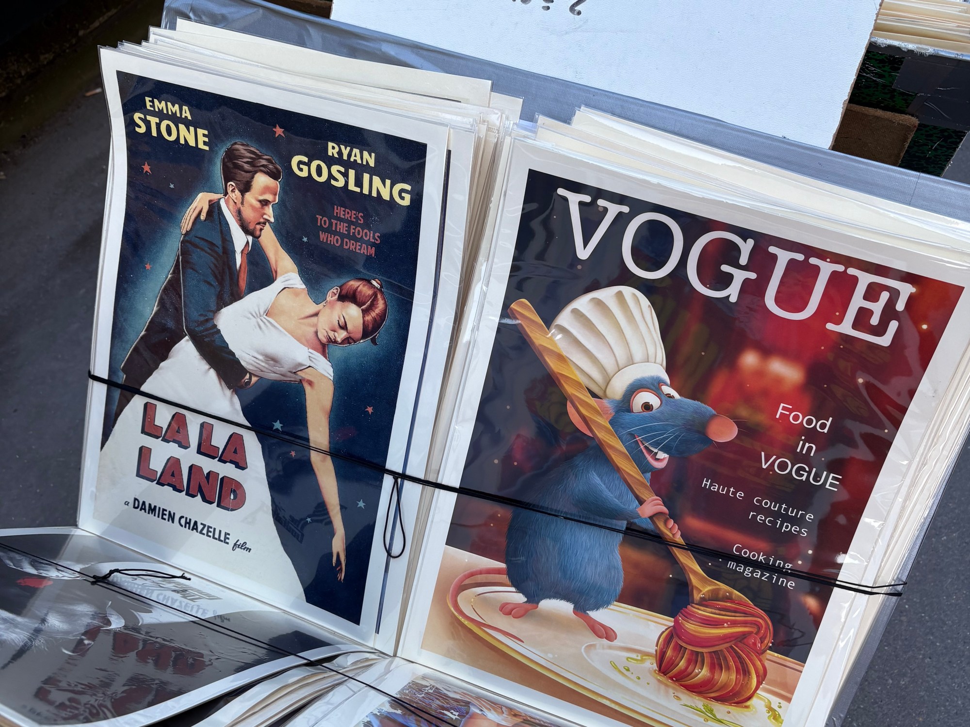 Szene an der Seine: Ein Bouquinistes hat Vogue Titelbilder. Eins mit Ratatouille