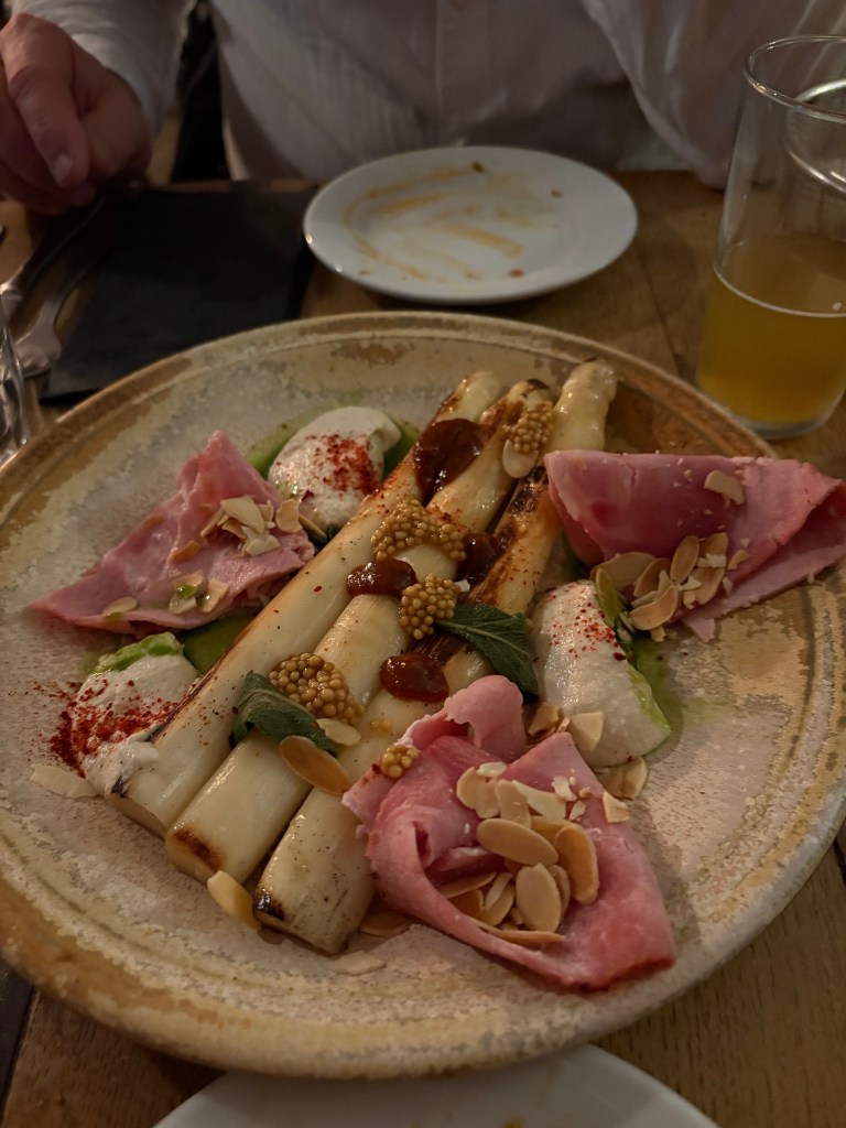 Weißer Spargel mit Bärlauchsoße und Schinken im Au Passage